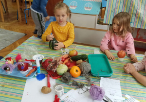 Dzieci robią ludziki z warzyw i owoców